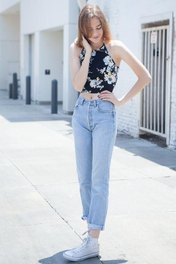 Áo crop-top hoa mix cùng quần jeans xanh