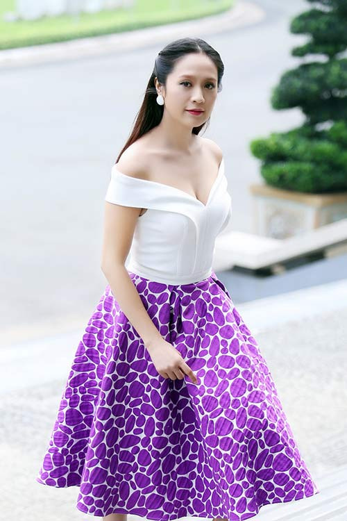 Áo cúp ngực với chân váy xòe