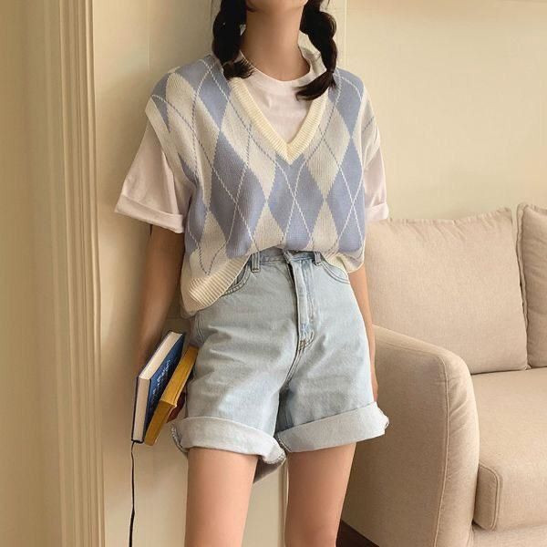 Áo gile phối với quần short