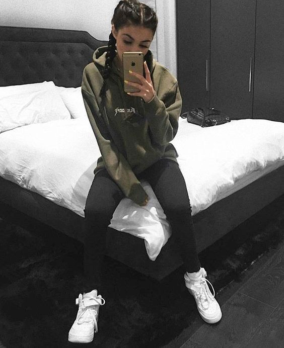 6 cách phối đồ với áo hoodie nữ sành điệu cho ngày lạnh