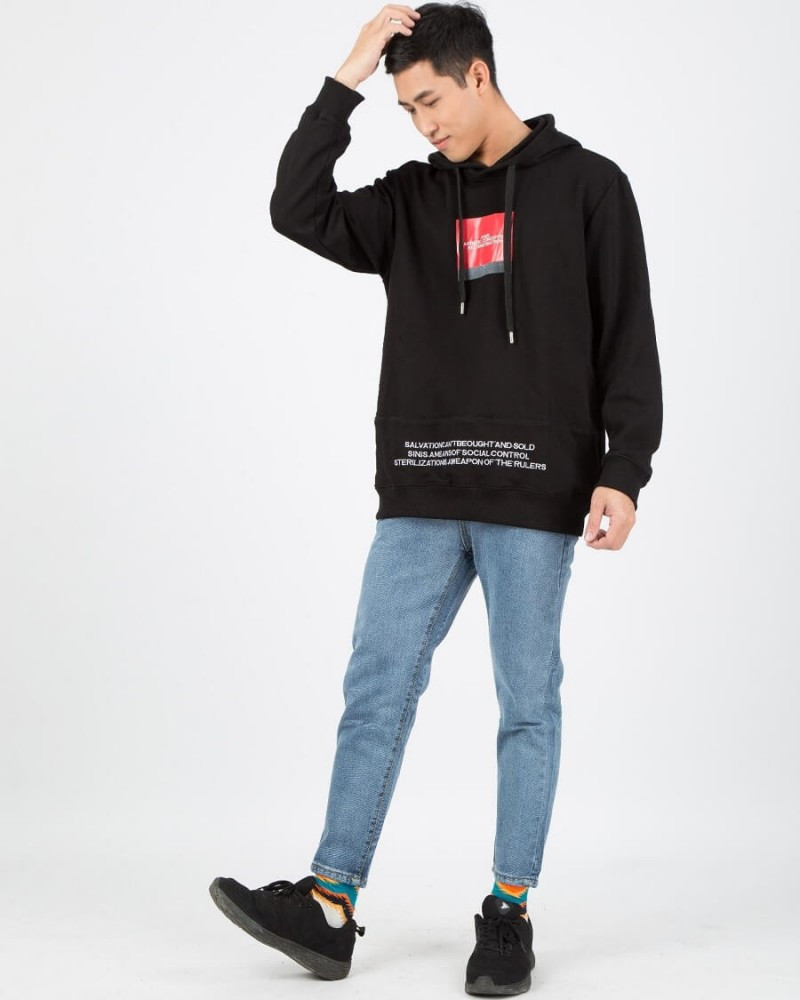 Áo hoodie và quần jeans - thời trang đi bar cho nam vào mùa lạnh