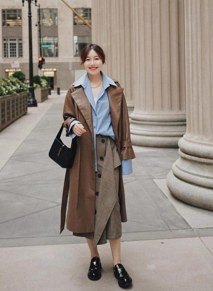 Áo khoác da nâu với váy dài