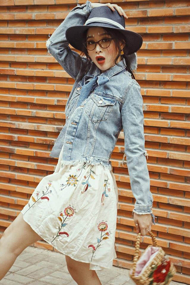 Áo khoác denim với đầm suông