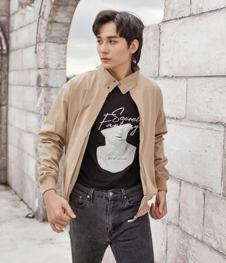 Áo khoác Harrington mang lại vẻ ngoài trẻ trung, dễ phối đồ.