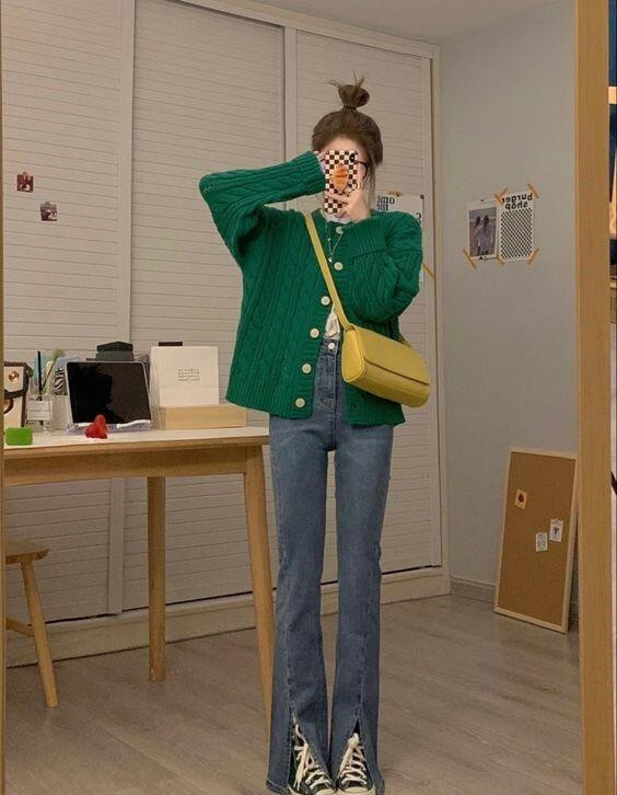 Áo len kết hợp với quần jean mang đến phong cách hiện đại