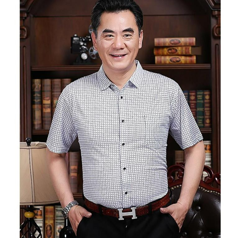 Áo sơ mi trung niên kẻ sọc nhỏ là chiếc áo “quốc dân”.