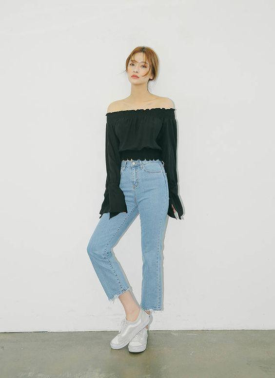 Áo trễ vai phối cùng quần jeans