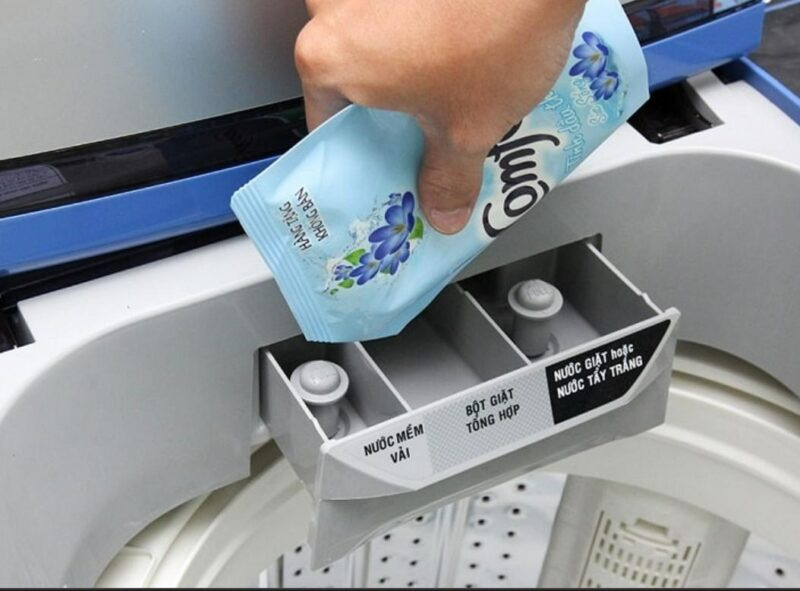Cho chất tẩy rửa vào đúng ngăn để đảm bảo hiệu quả giặt.