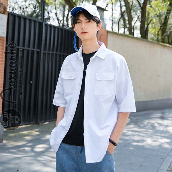 Mẫu kết hợp áo sơ mi với áo thun trẻ trung