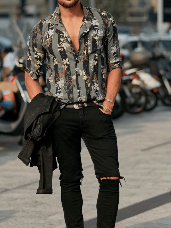 Mẫu phối áo sơ mi cộc tay họa tiết với quần jean rách gối