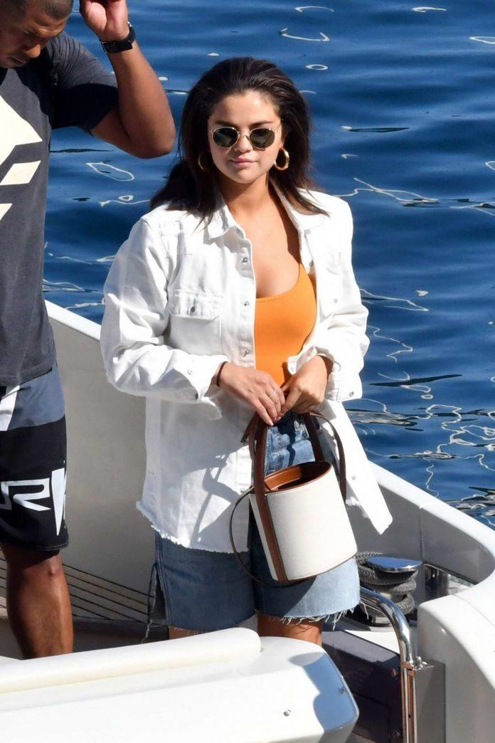 Một set đồ với quần bermuda thu hút.