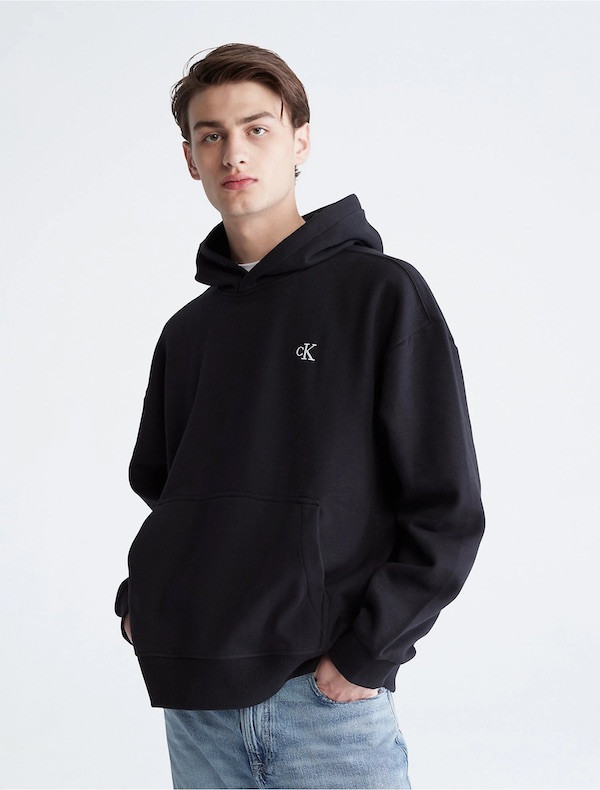 Phối áo hoodie cùng quần jeans