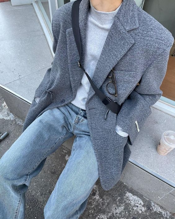 Phối áo vest và quần jeans kết hợp áo len