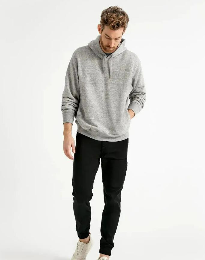 Phối đồ đi bar với áo hoodie và quần jogger