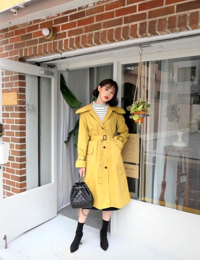 Phối đồ ngày 20/10 với chân váy và trench coat