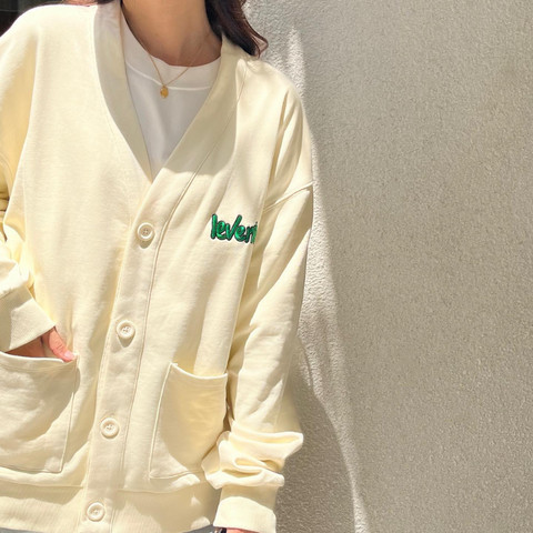 Quần Jeans mix với áo Cardigan