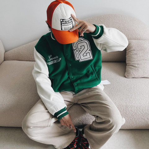 Quần Jeans mix với áo khoác Varsity