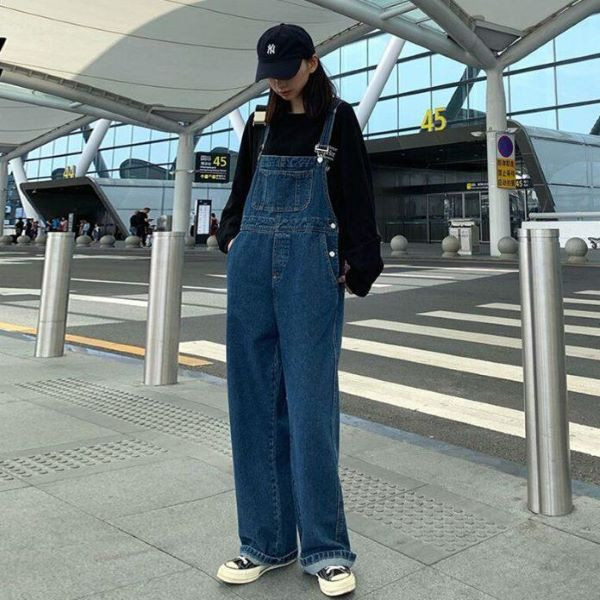 Quần yếm ống rộng mix với áo Sweater
