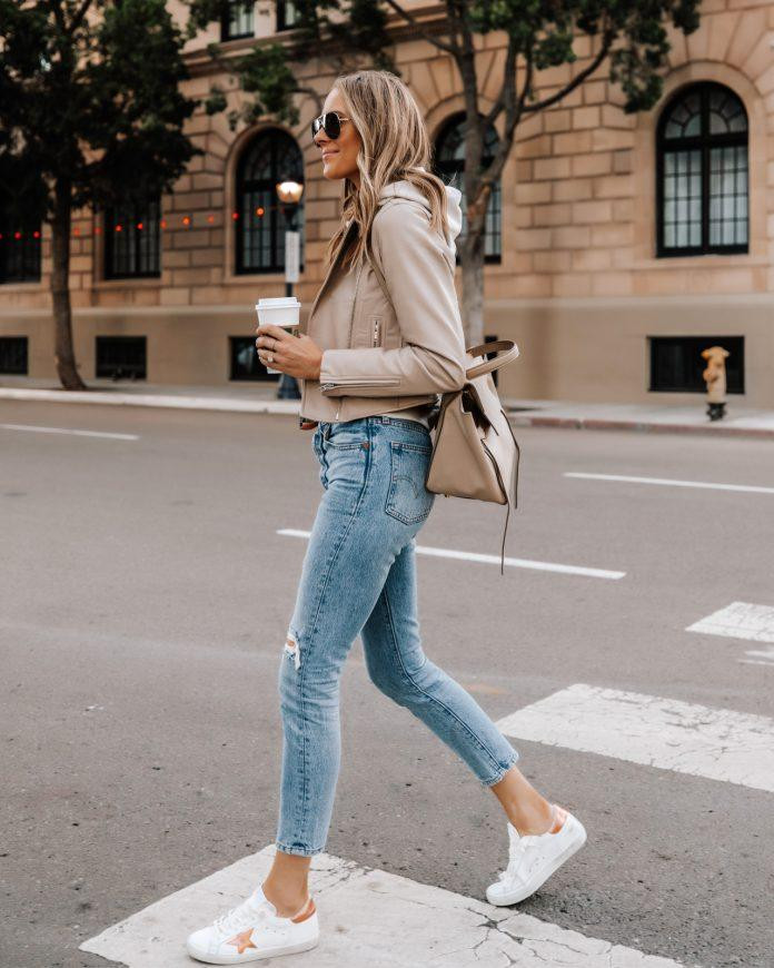 Sneakers trong trang phục năng động
