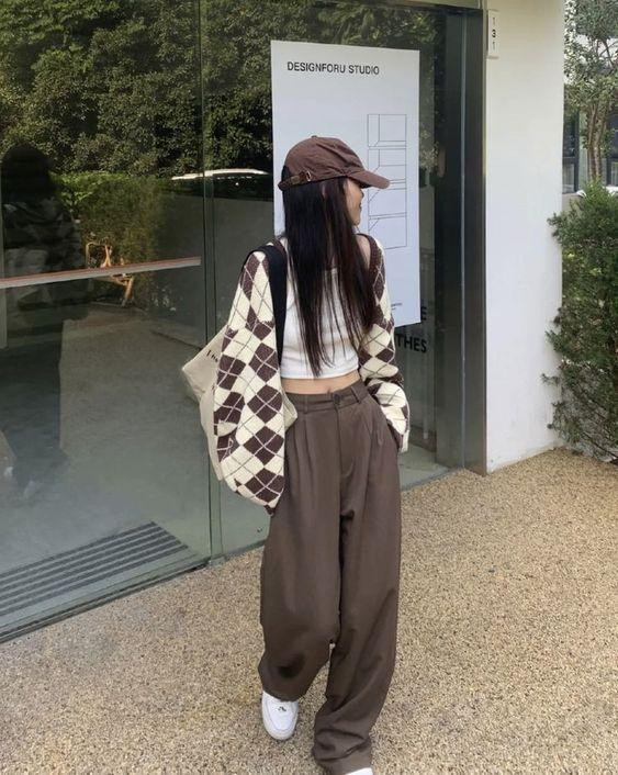 Sự kết hợp giữa áo len và quần ống rộng mang đến sự tự tin