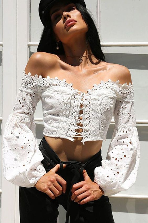 Croptop là gì? Cách phối áo croptop đẹp mà không bị quá lố
